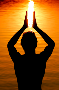 uomo che tiene il sole tra le mani