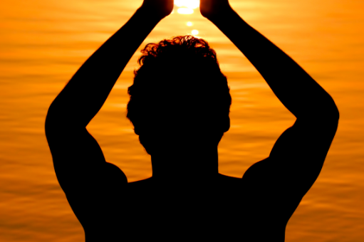 uomo che tiene il sole tra le mani