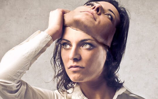 ragazza con maschera